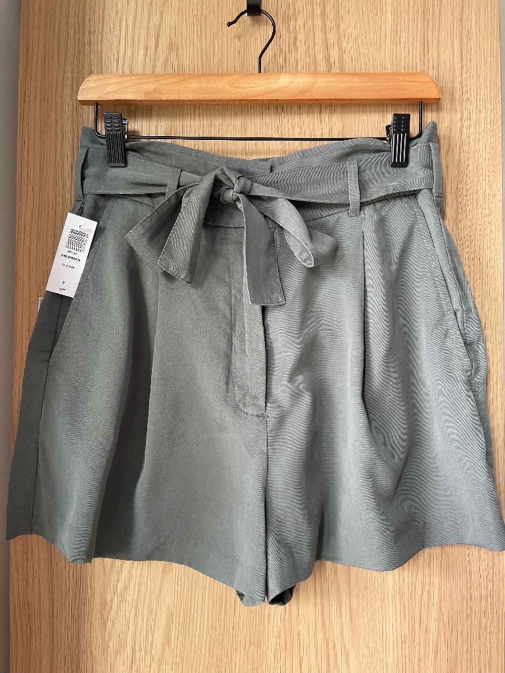 Aritzia The Group Babaton Anderson Paperbag Shorts - Size 8